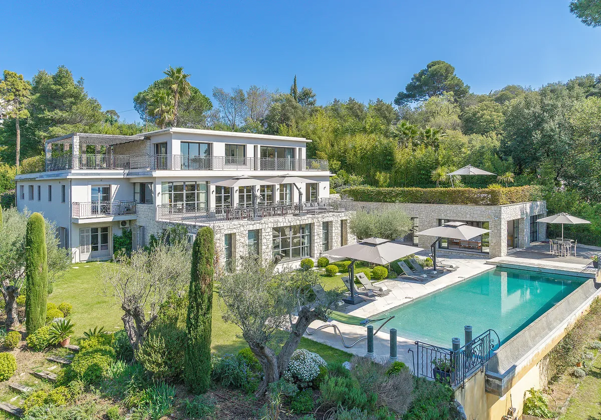 Façade villa Eden et piscine à débordement vue aérienne