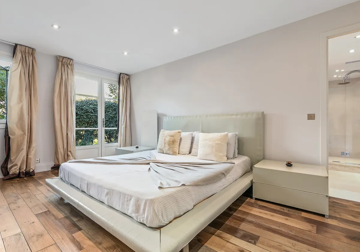 Chambre invités contemporaine ouverte sur la pinède