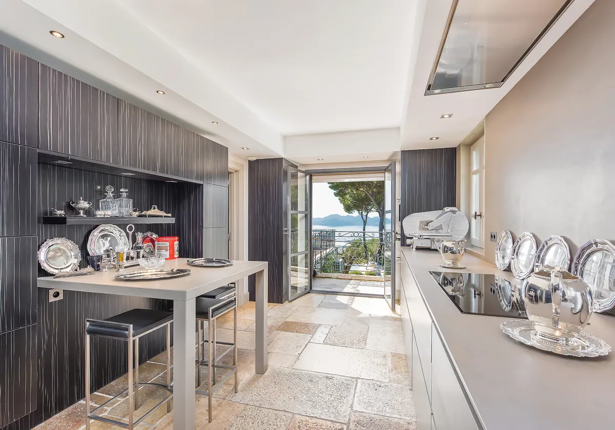 Cuisine d'office avec coin repas et accès terrasse