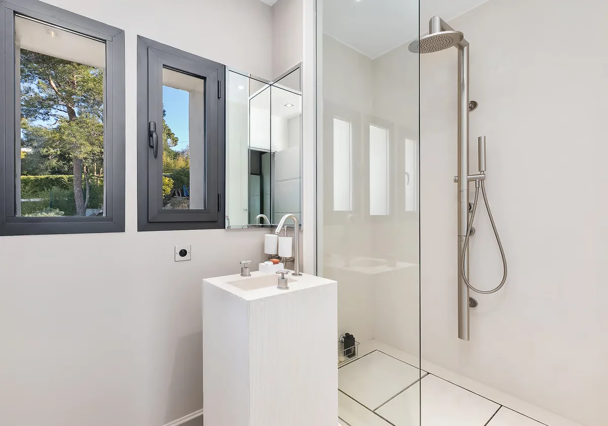 Salle de bain du pool house avec douche italienne