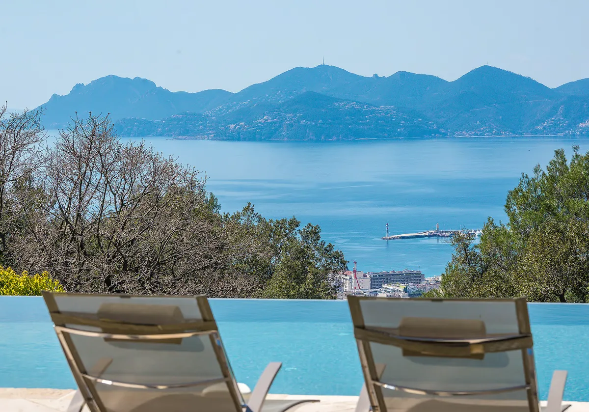 Bains de soleil au bord de la piscine à débordement face à la baie de Cannes