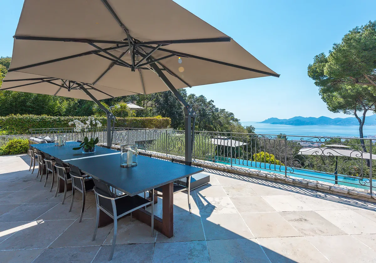 Grande table à manger sur terrasse couverte vue baie de Cannes