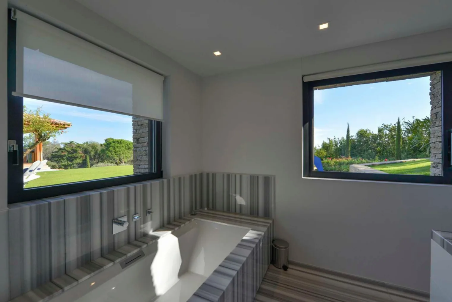 Salle de bain marbre rayures avec vue jardin
