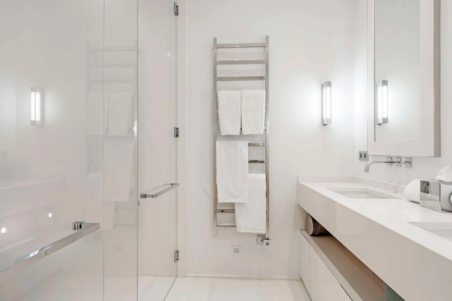 Salle de bain blanche avec douche italienne