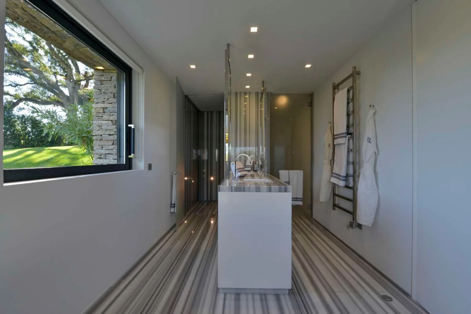 Salle de bain marbre zebre avec ilot central