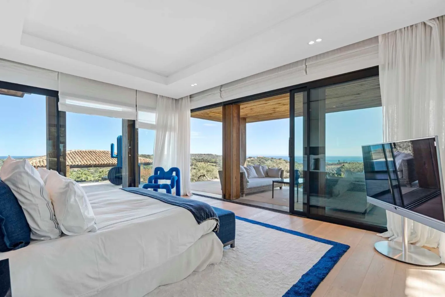 Chambre haute design bleu, cactus et terrasse