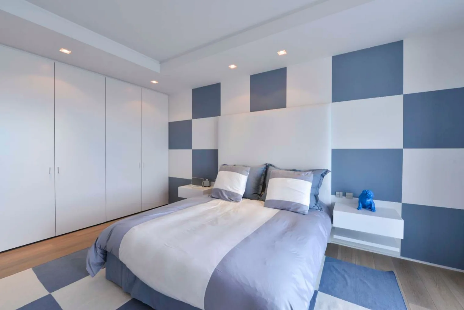 Chambre damier bleu et blanc, ambiance enfant