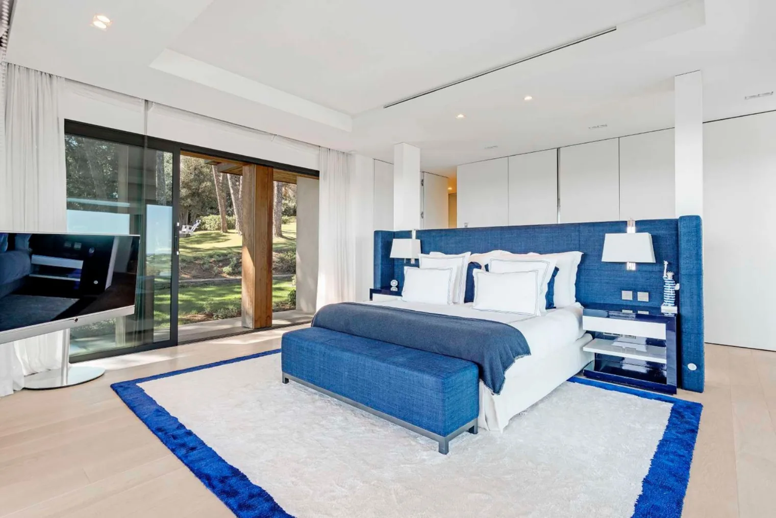 Suite avec tete de lit bleue capitonnee