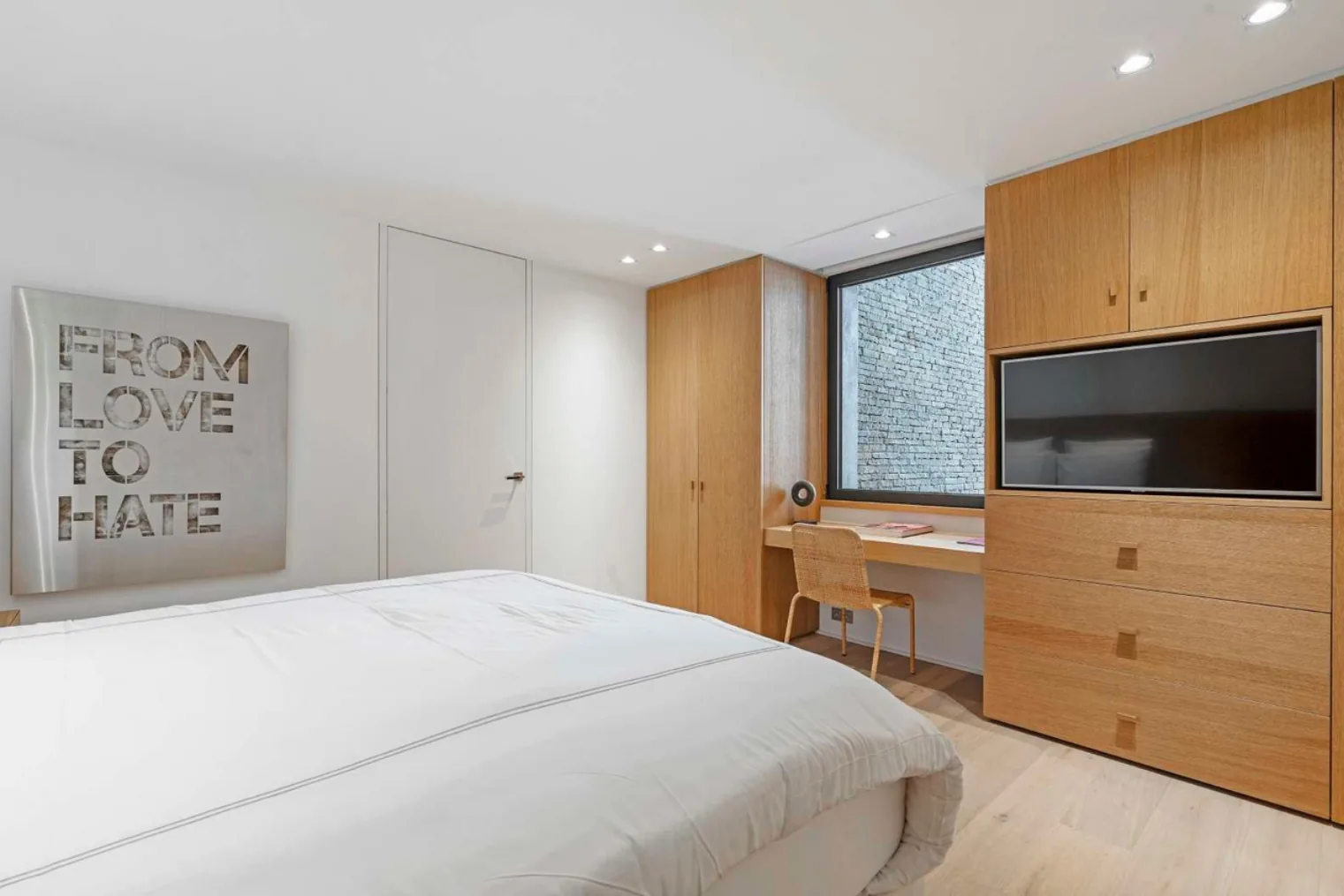 Chambre avec bureau et meuble TV en chene