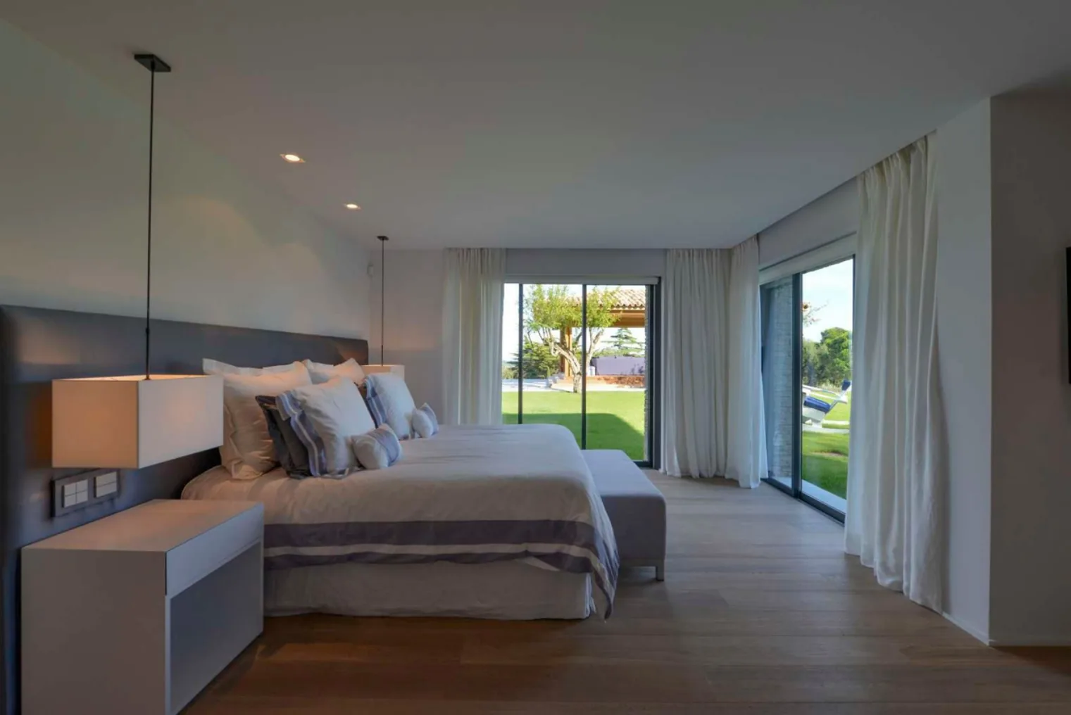 Chambre tons mauves avec acces direct jardin