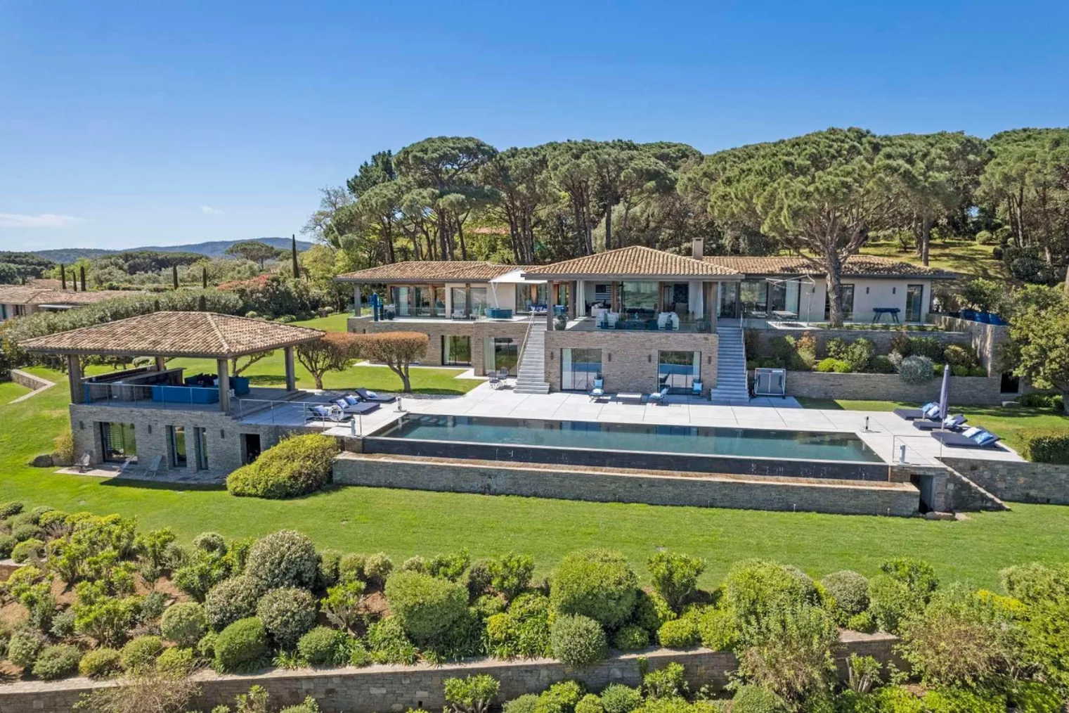 Vue aerienne sur la villa, jardin paysager et piscine