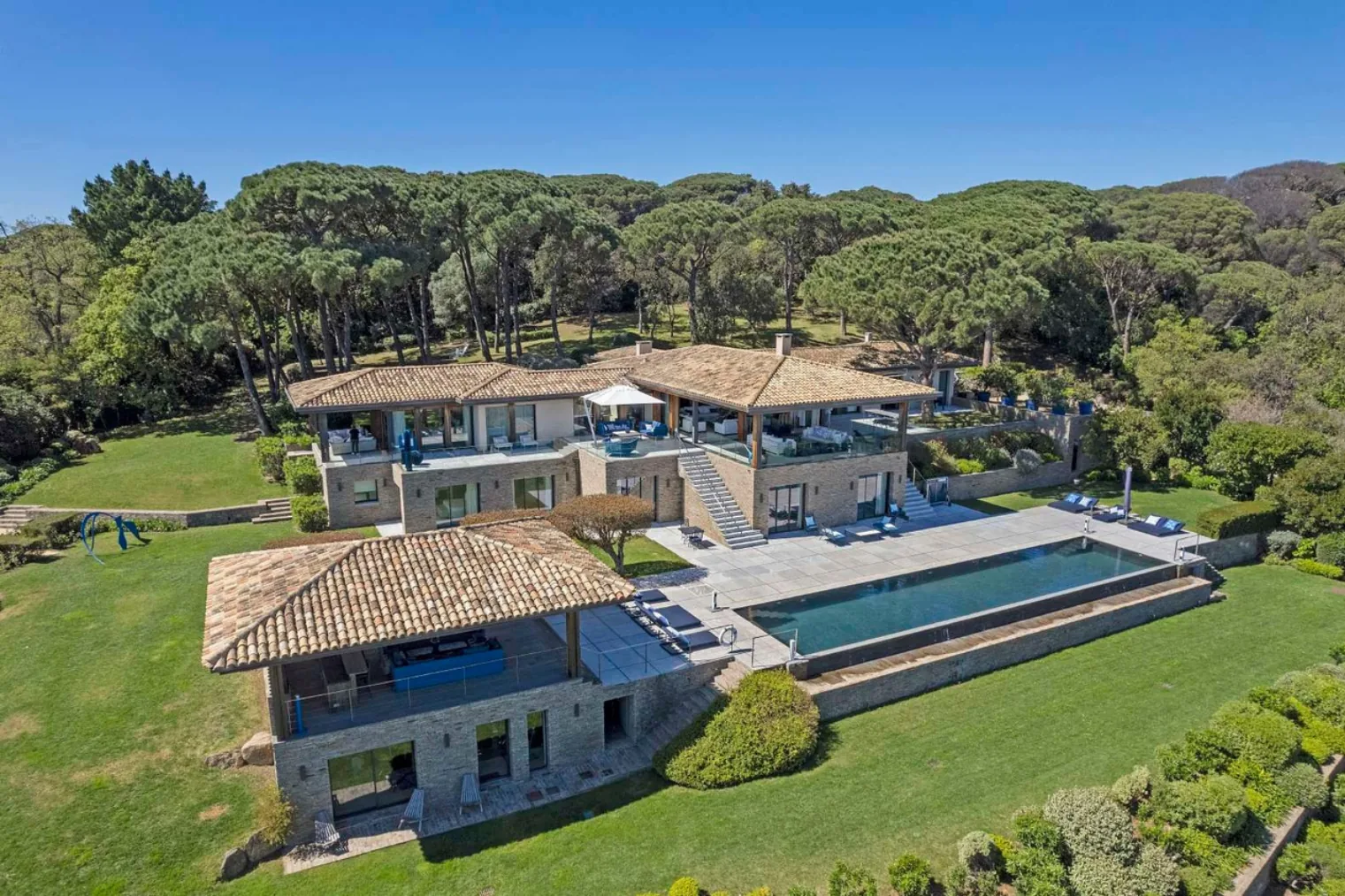Vue d'ensemble depuis le jardin avec pool house