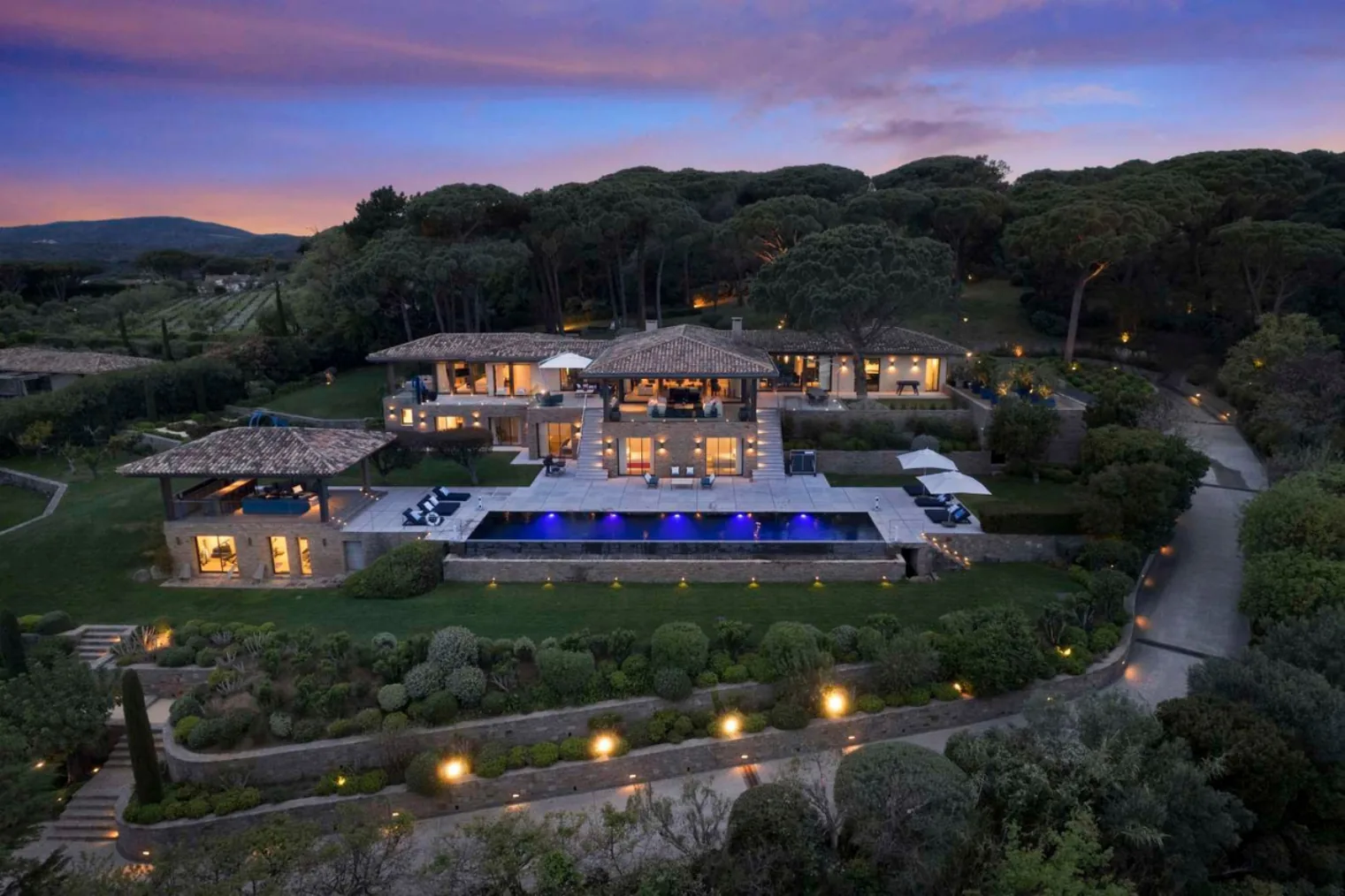 Villa illuminee de nuit et piscine bleu electrique