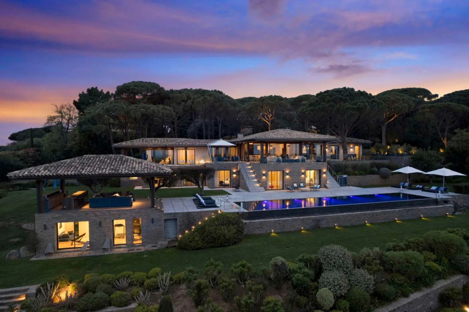 Vue aerienne au coucher de soleil, villa illuminee