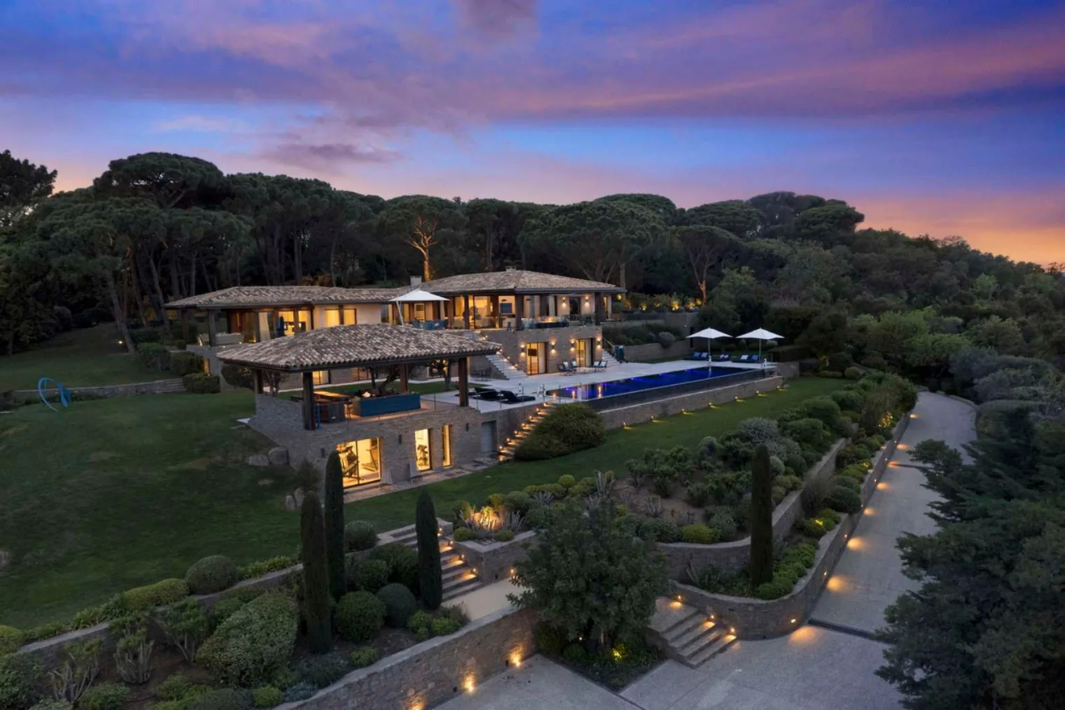 Coucher de soleil sur la villa et l'allee paysagee