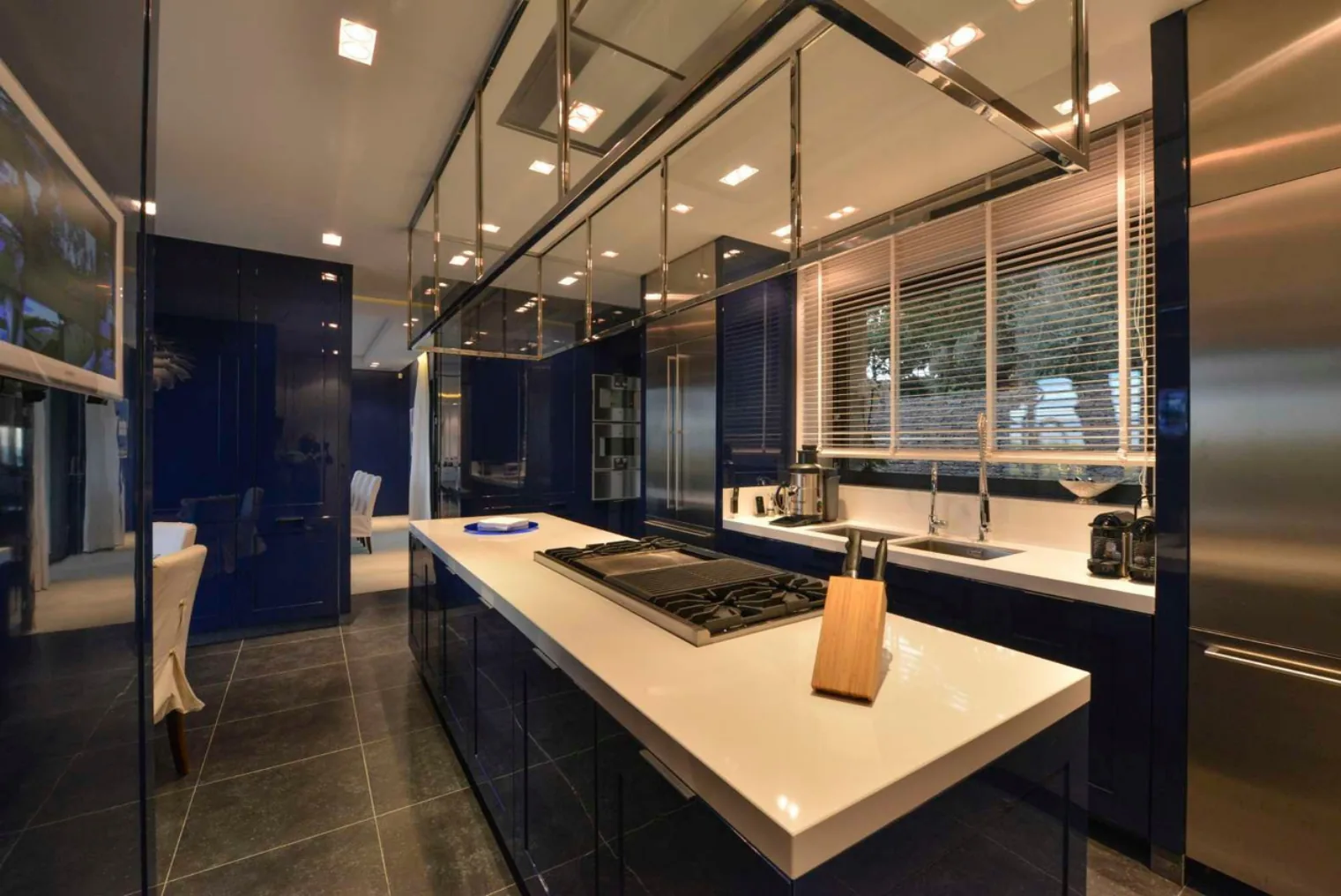 Cuisine principale laquee bleu nuit avec ilot inox