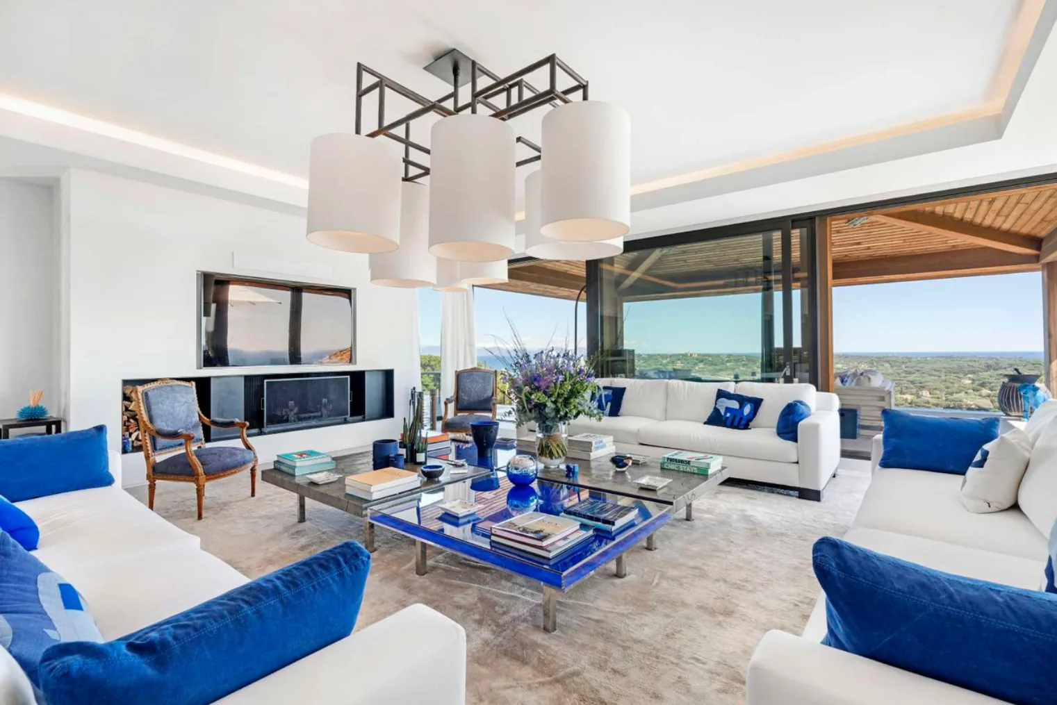 Salon principal cheminee, mobilier blanc et bleu Klein