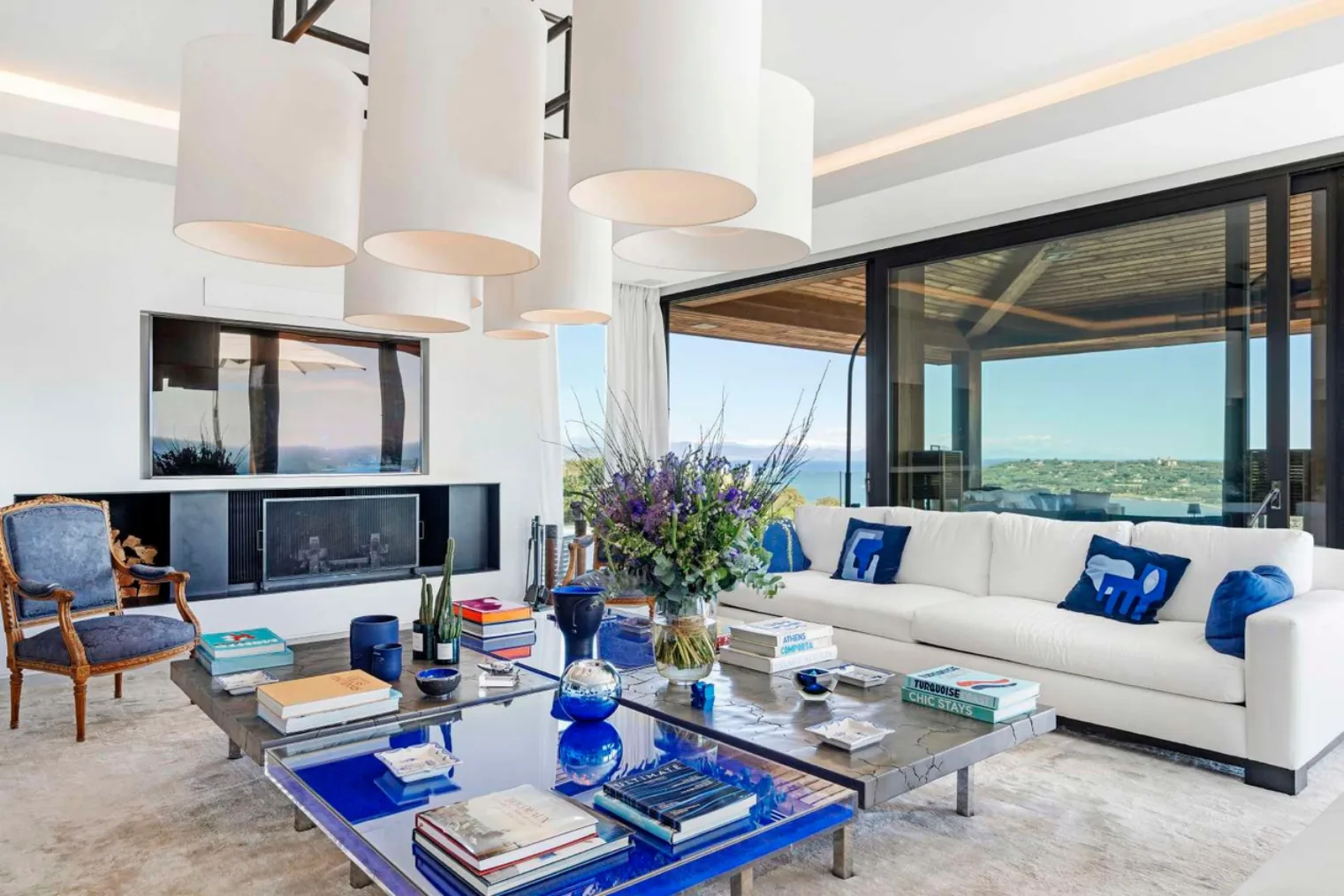 Salon avec luminaires suspendus design vue baie