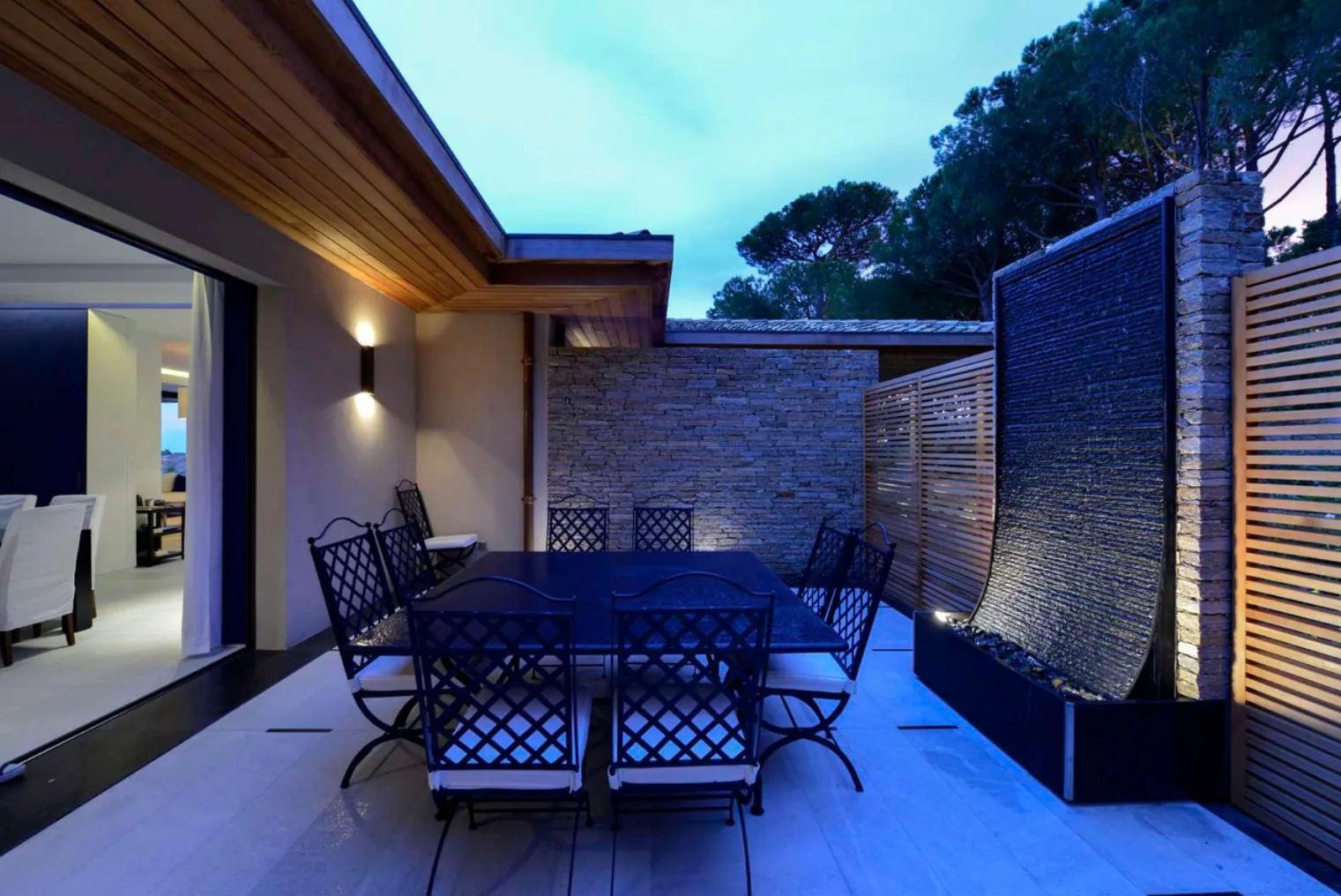 Patio dinatoire avec mur d'eau et ardoise