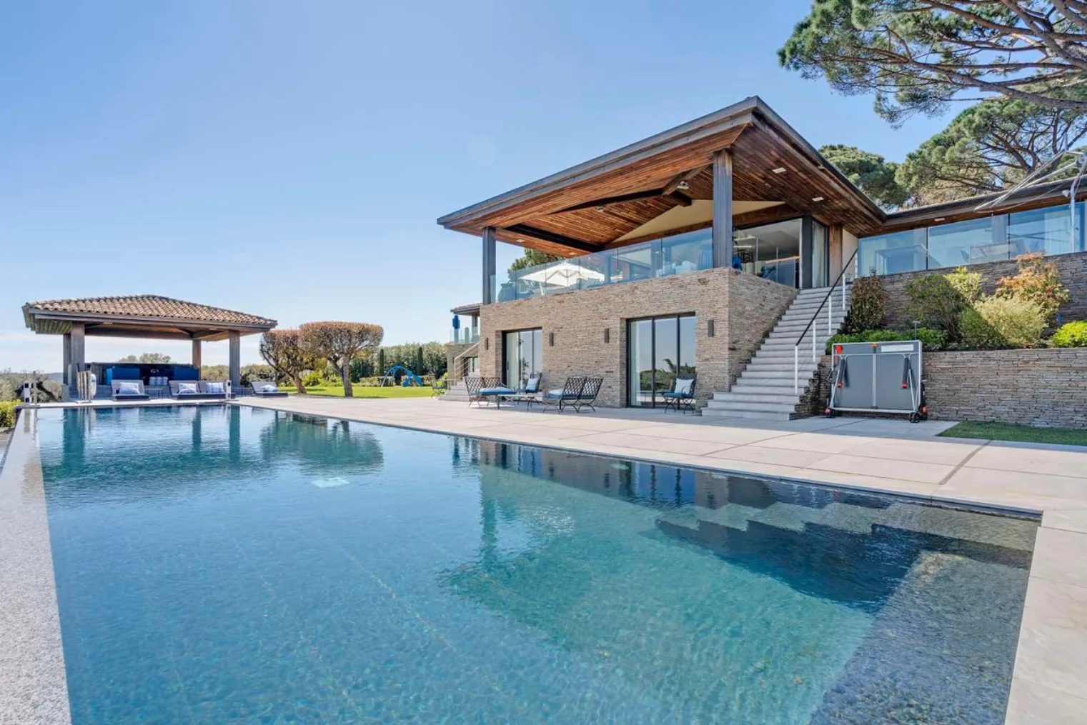 Piscine miroir 20m face a la villa principale