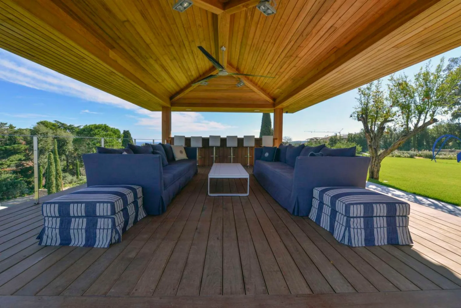 Salon exterieur sofas bleu marine sur deck bois