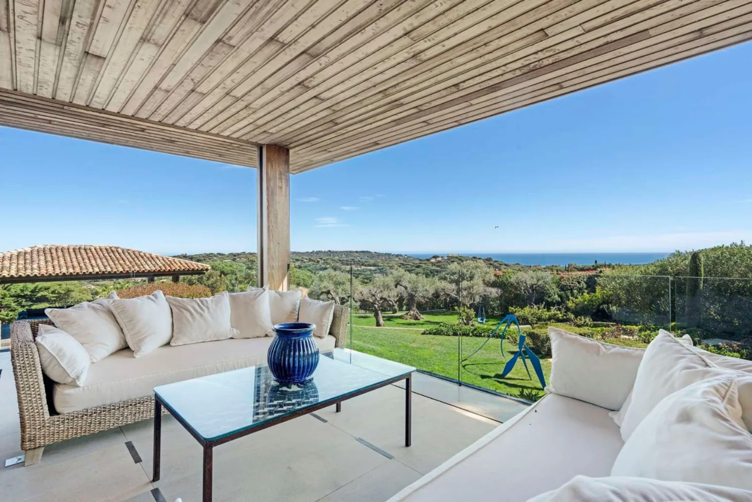 Pool house couvert vue mer, salons ecrus