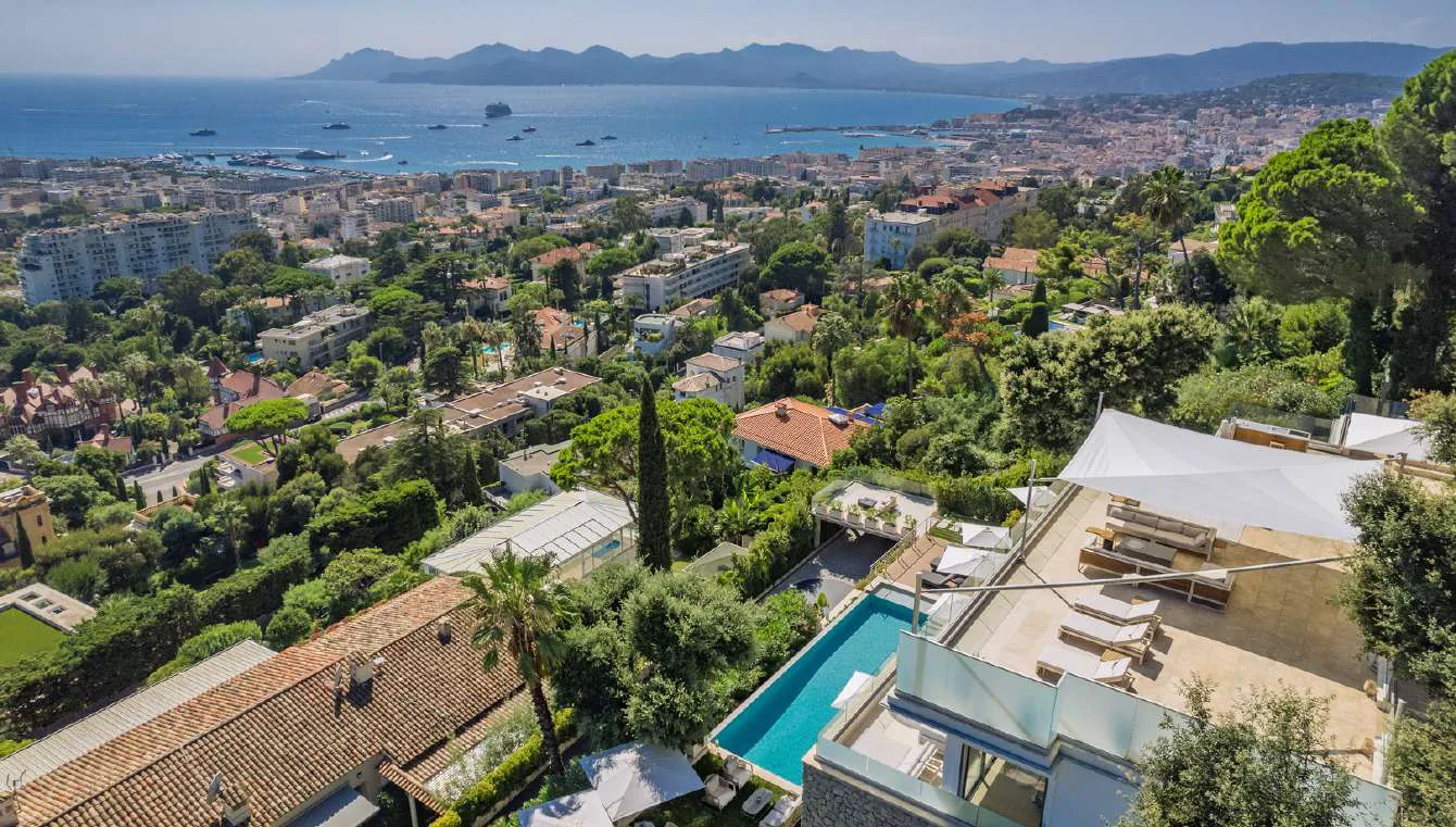 Vue aérienne haute du domaine et de la baie de Cannes panoramique