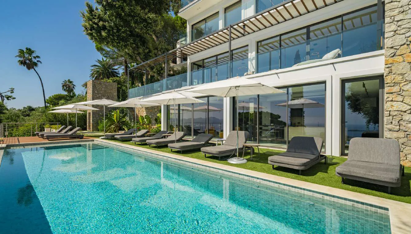 Vue aérienne du domaine paysagé et de la piscine au lever du jour