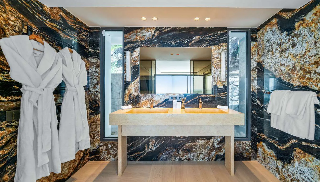 Chambre invités avec linge rose et vue sur jardin paysagé