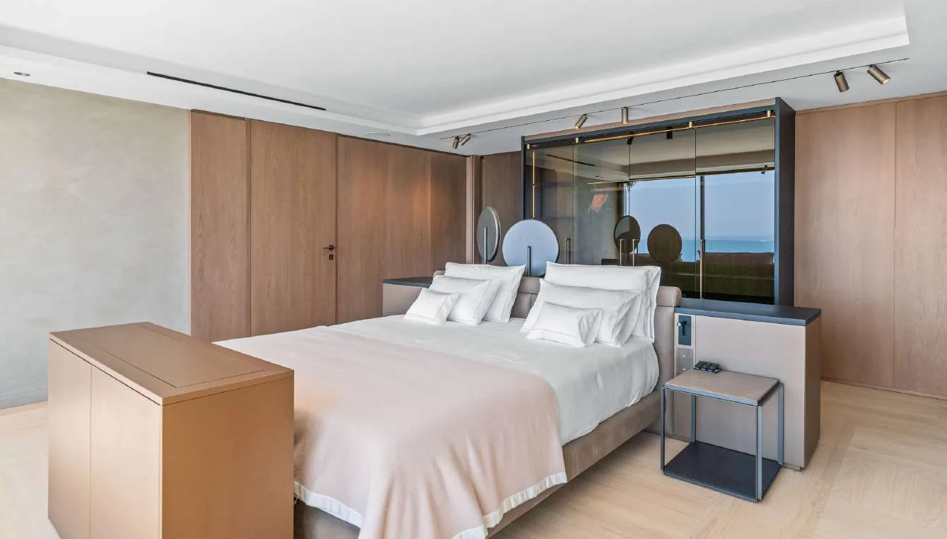 Chambre avec lit double, TV et accès direct terrasse vue mer
