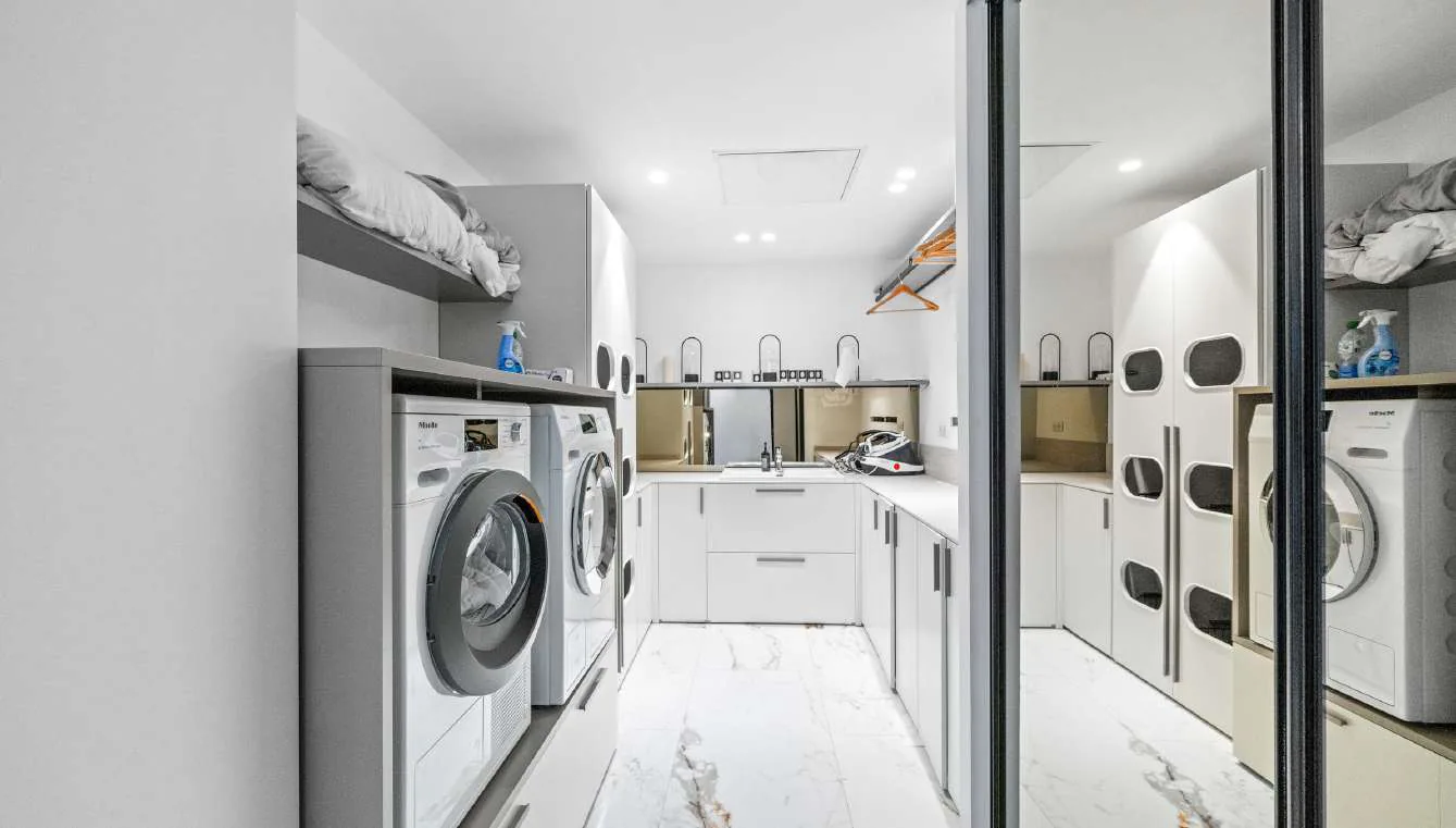 Ascenseur intérieur en inox desservant tous les niveaux