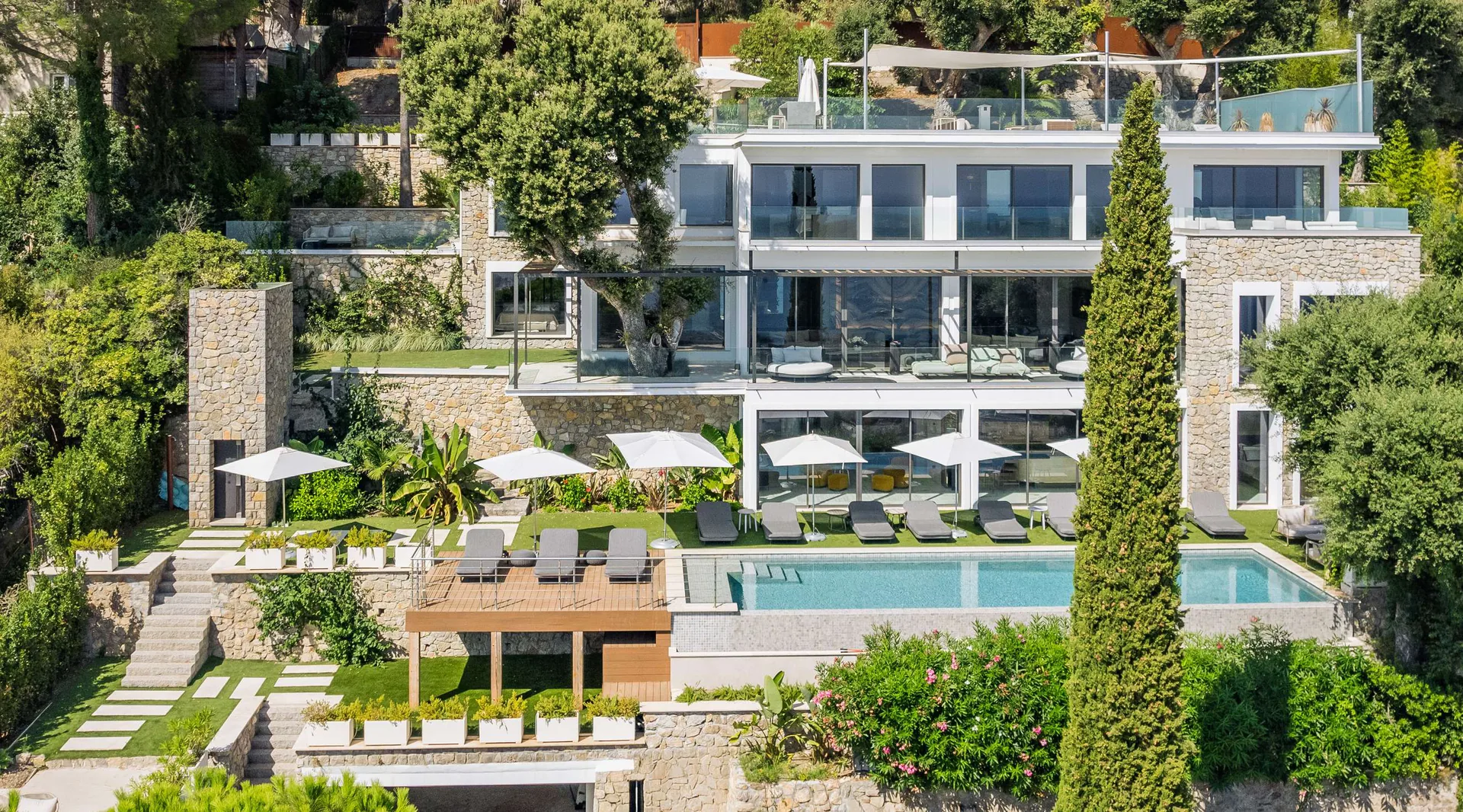 Villa Elisabeth - façade contemporaine, piscine chauffée et parasols, hauteurs de Cannes