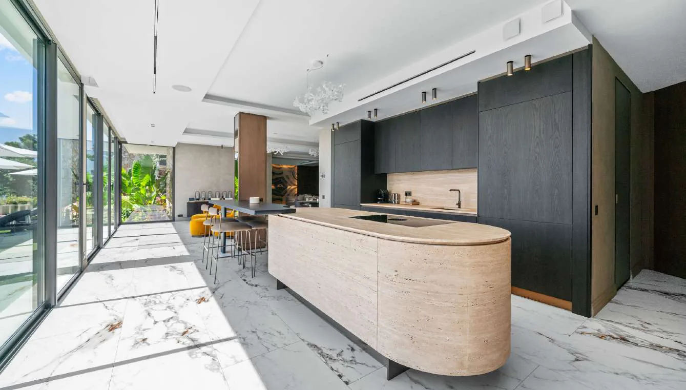 Salon TV avec mur onyx rétro-éclairé et canapé d''angle ivoire