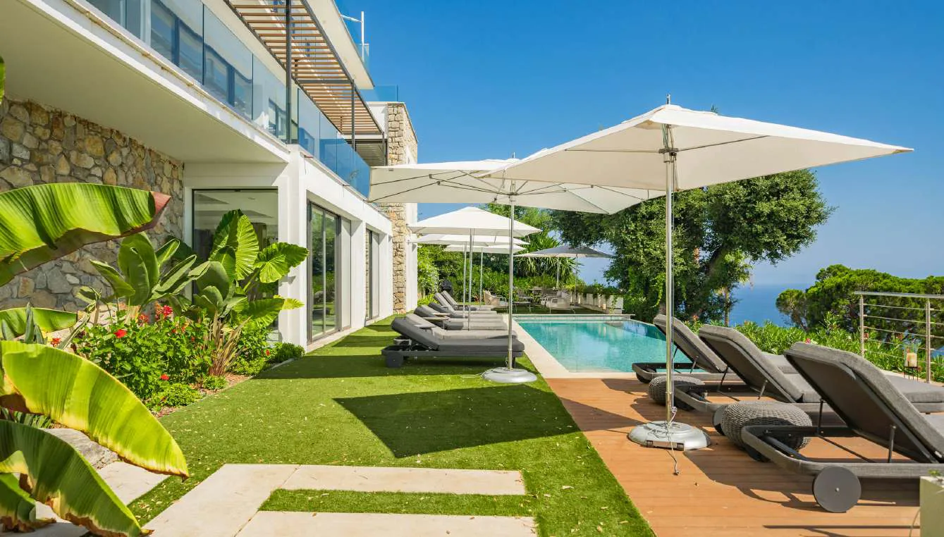 Pool deck en teck avec bains de soleil et bananiers