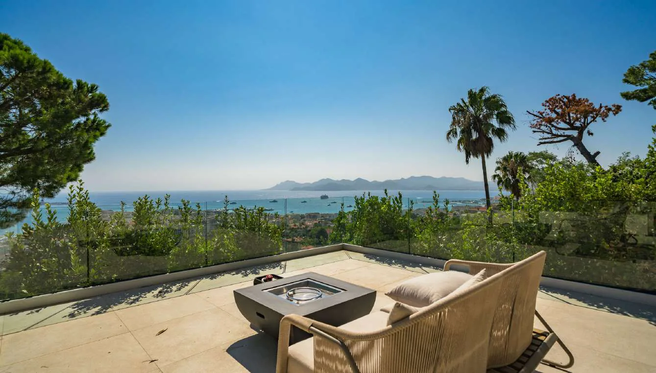 Toit-terrasse avec bains de soleil sous voile d''ombrage et vue panoramique