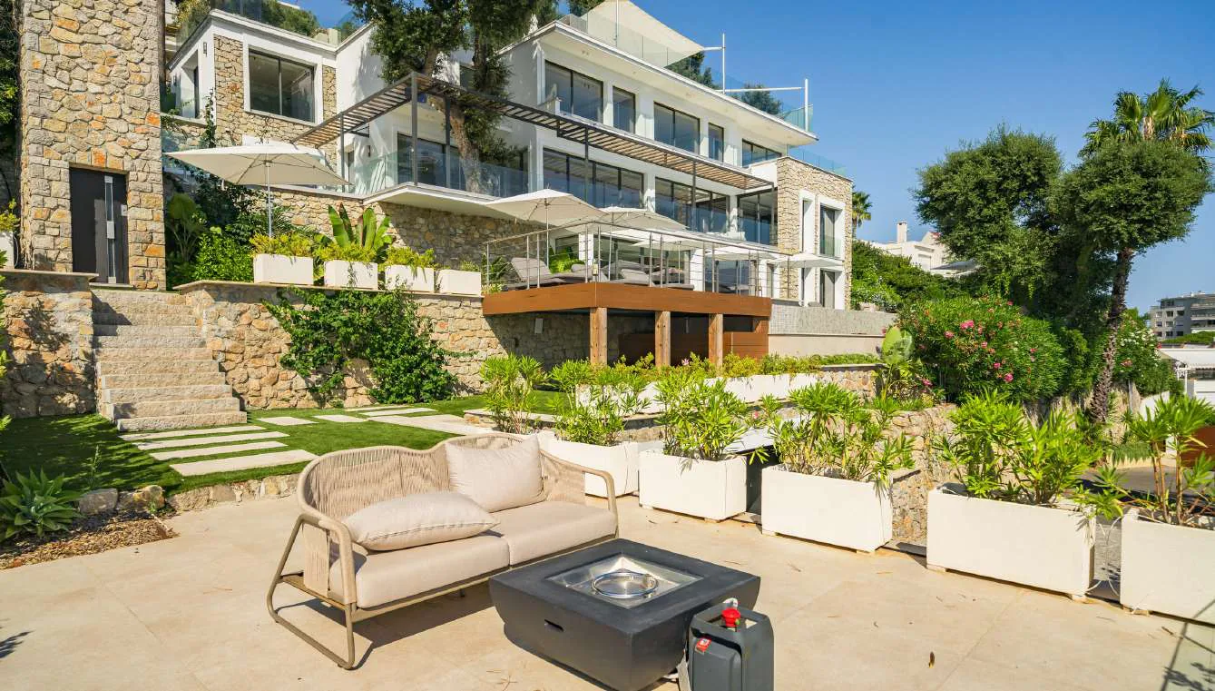 Terrasse couverte avec lounge et vue panoramique baie de Cannes et Estérel