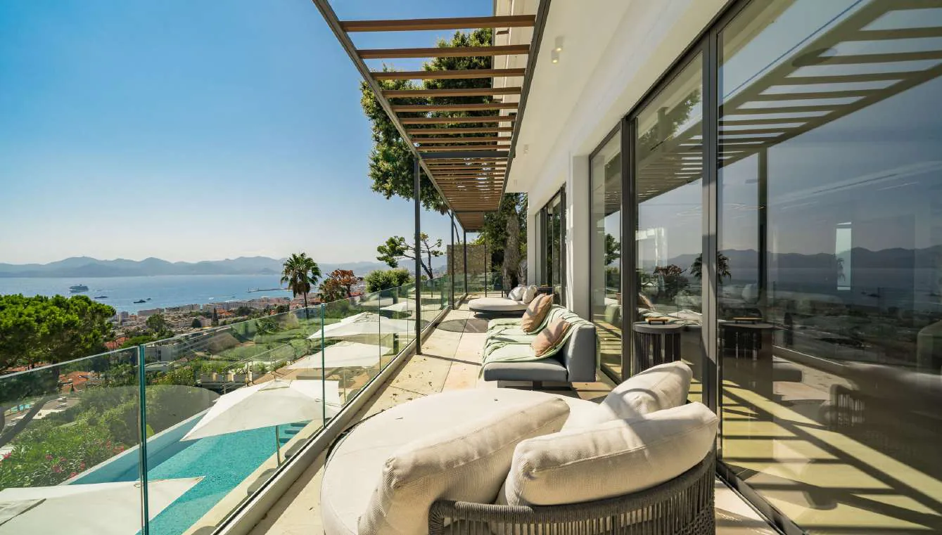 Terrasse pergola avec lounges vert d''eau et vue piscine