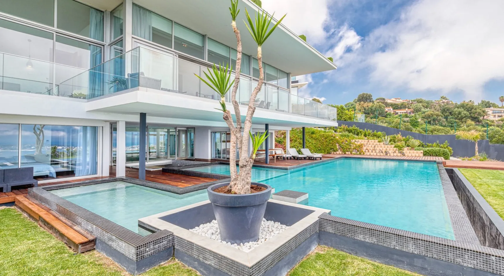 Villa Enaissa : façade contemporaine, piscine à débordement et vue mer panoramique sur la baie de Cannes
