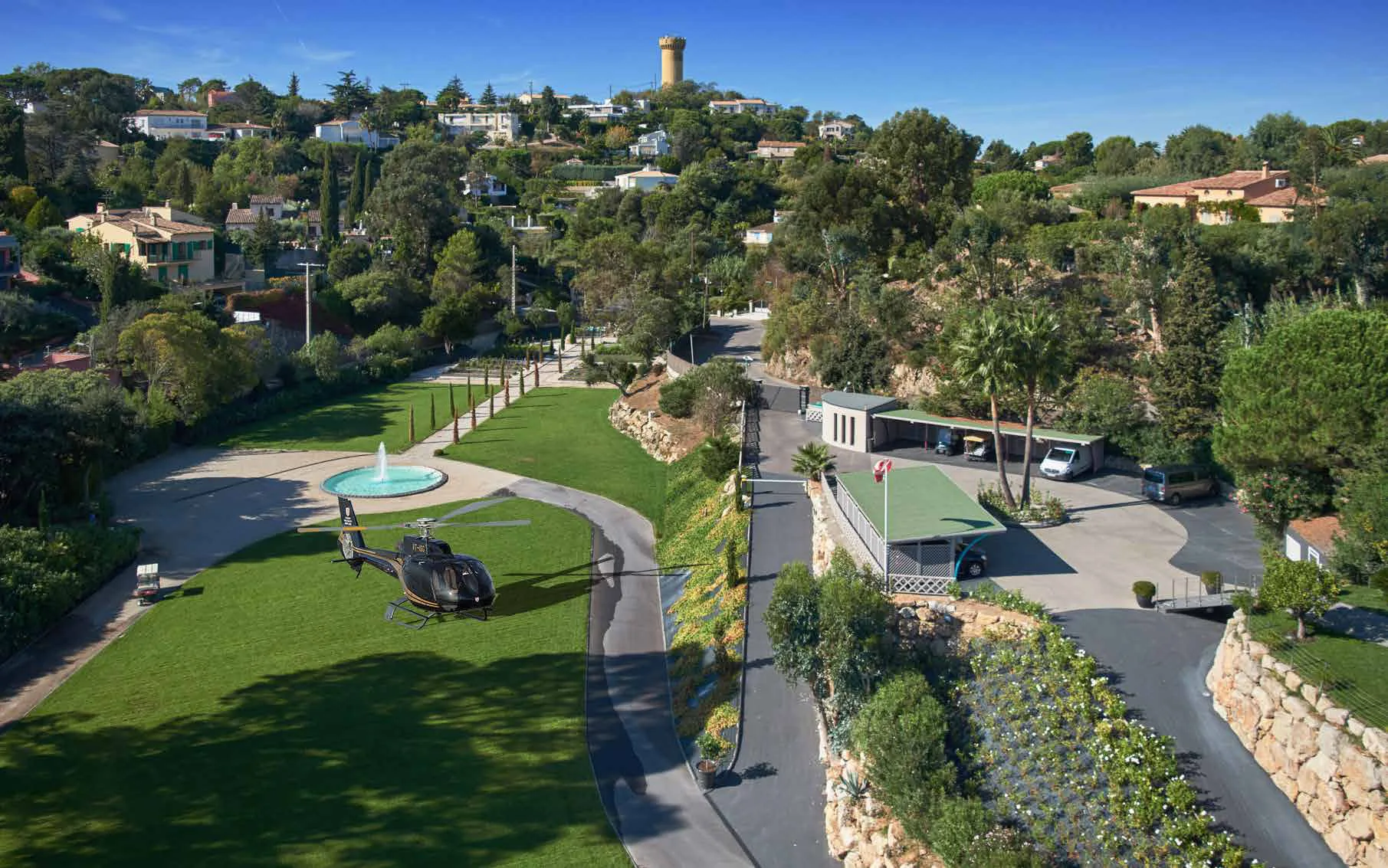 Héliport privé et 20 000 m² de jardins paysagés avec hélicoptère à l’atterrissage