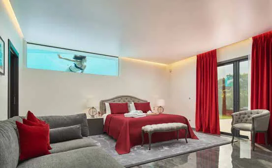 Suite invités aux accents rouges avec vue piscine
