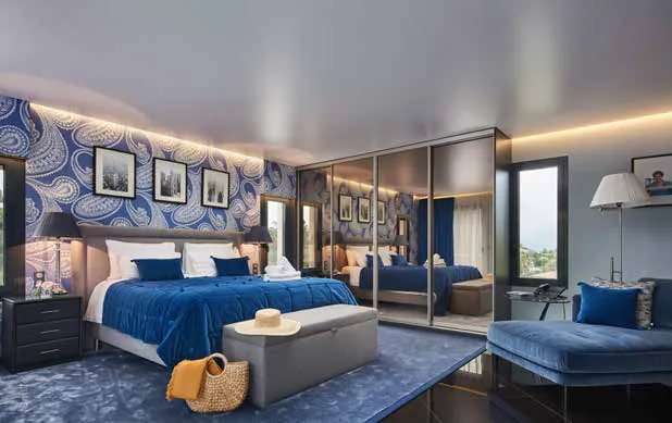 Chambre maître aux tons bleus profonds avec dressing