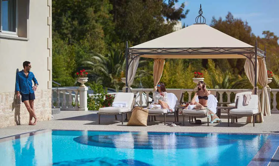 Piscine et terrasse à balustrade vue mer