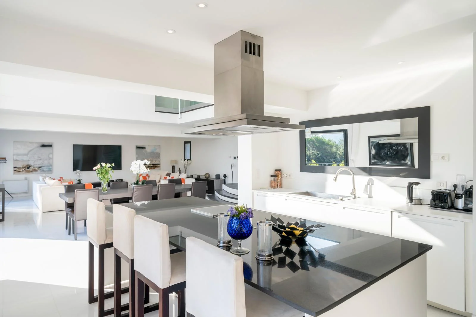 Kitchen with central island