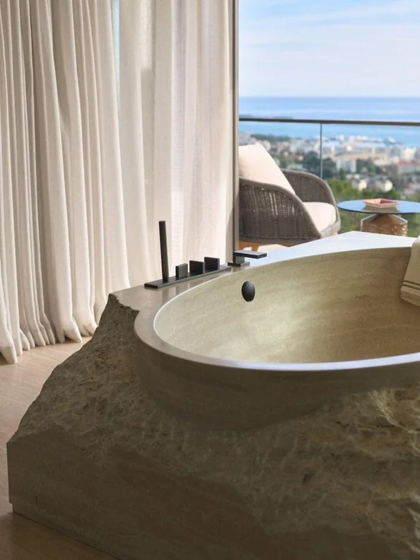 Baignoire en pierre sculptee vue mer