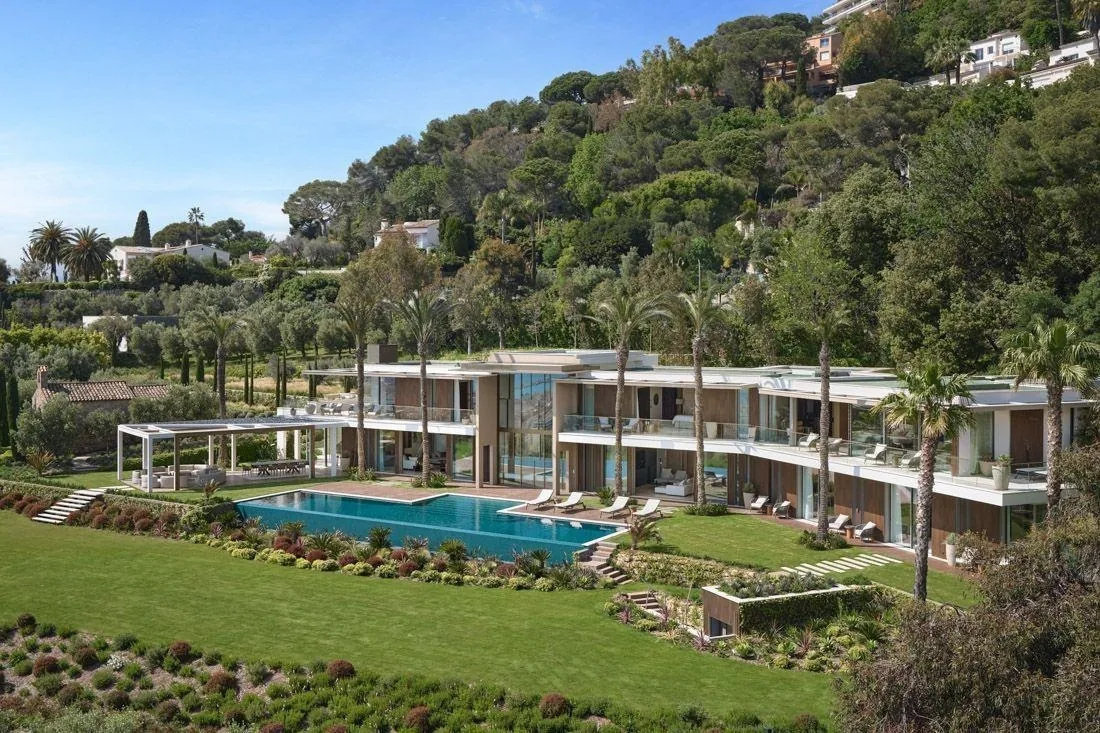 Facade contemporaine, piscine et jardin d oliviers