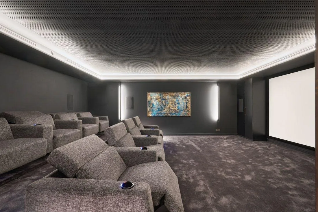 Salle de cinema avec fauteuils et ecran