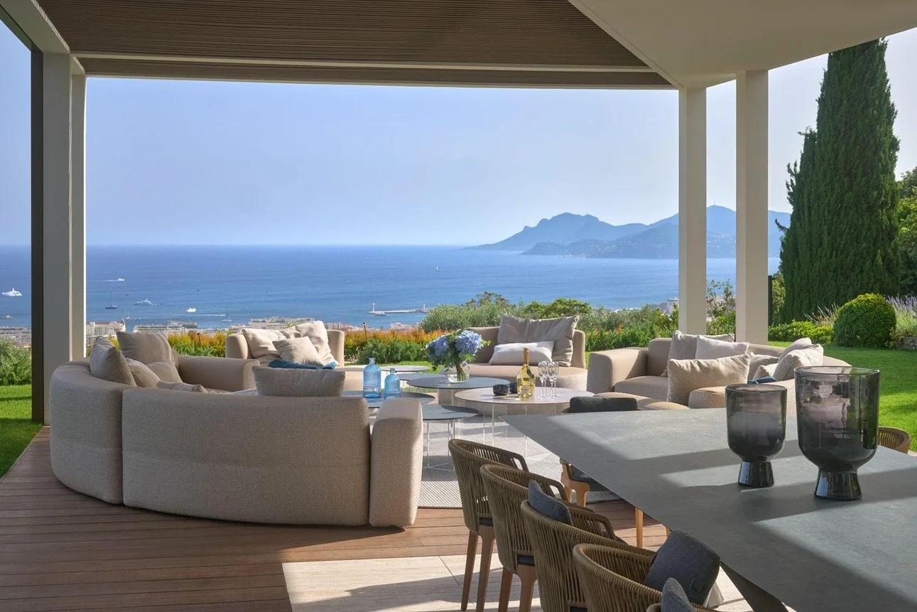 Salon exterieur couvert face a la mer