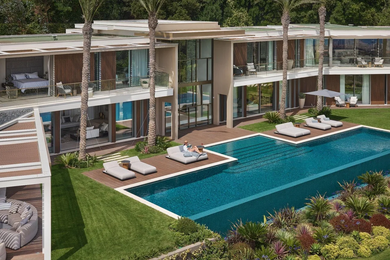 Piscine exterieure et terrasses chambres