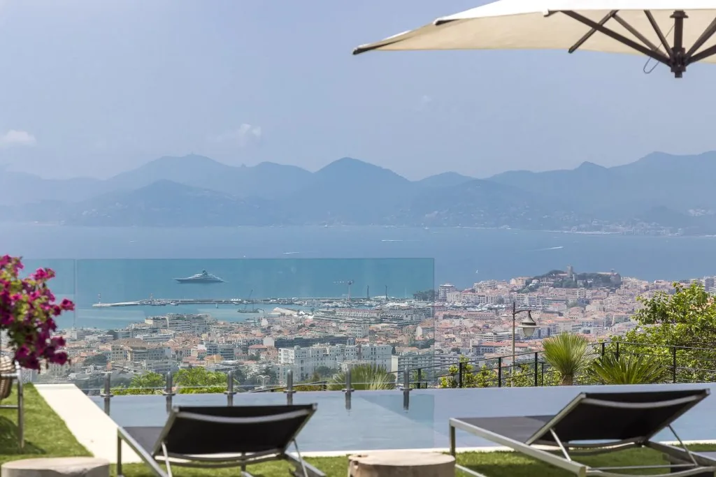 Vue dégagée depuis la terrasse sur la baie de Cannes et l'Estérel
