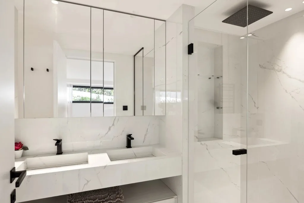 Salle de bain marbre blanc avec double vasque et douche italienne XL